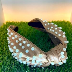 Wide headband in tan faux leather with pearls